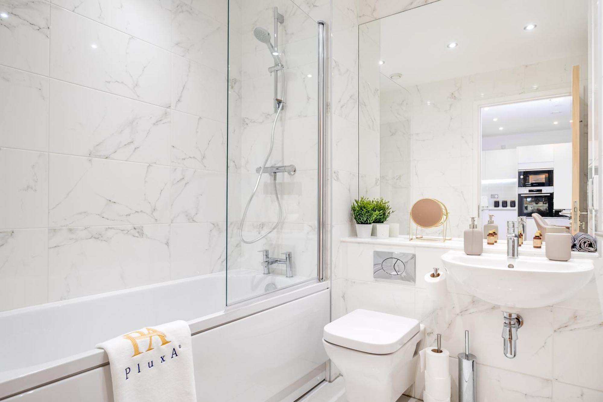 Pluxa Crème Opulence 5 Star Beautiful High End Apartment in Birmingham City Centre Extérieur photo